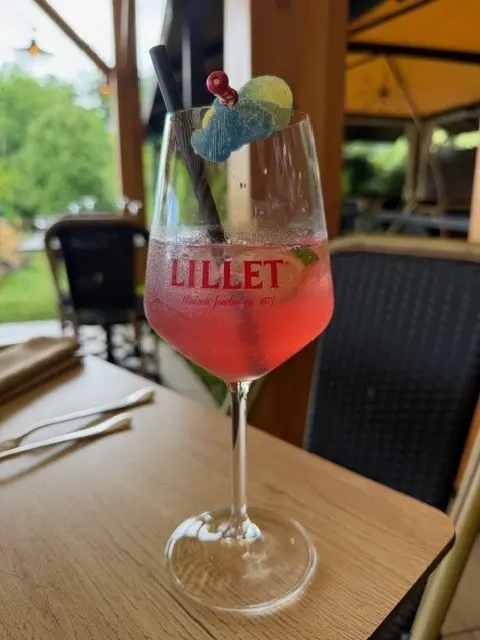 Lillet Rosé sur une terrasse bordelaise