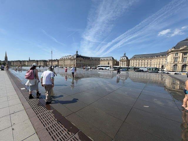 Le miroir d'eau Bordeaux avec le reflet de la Place de la Bourse